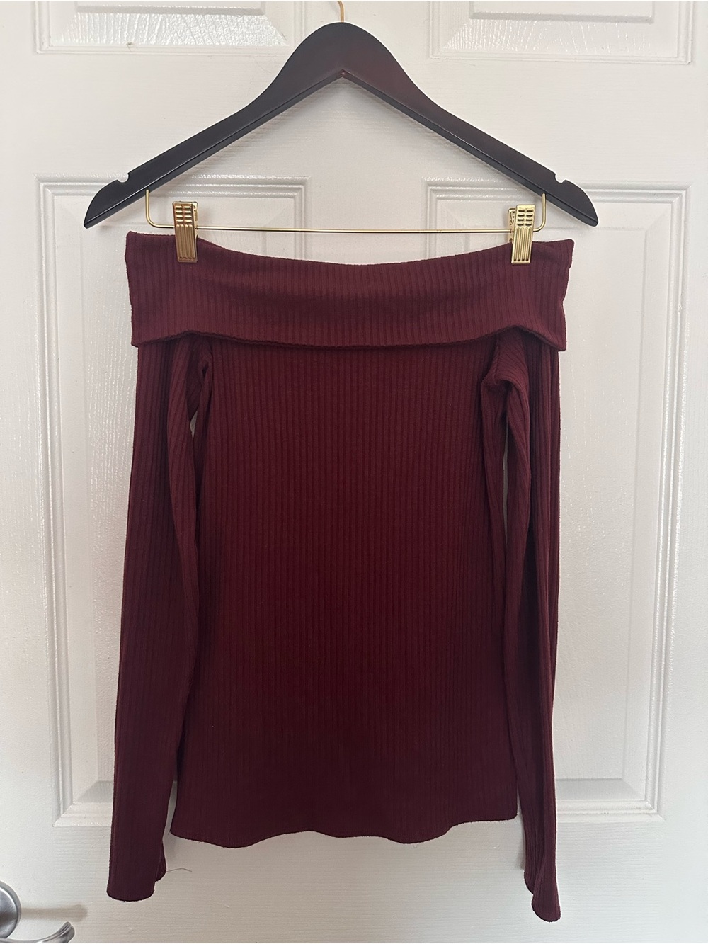 Abercrombie & Fitch Ribbed Off-Shoulder in Burgundy